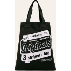 Adidas Originals - Torebka. Czarne torby damskie na zakupy adidas Originals, w paski, z bawełny, na ramię, z nadrukiem, bez dodatków. W wyprzedaży za 69,90 zł.