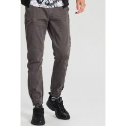 Elastyczne spodnie slim jogger z kieszeniami - Szary. Szare spodnie męskie Cropp, m, bez wzorów. Za 129,99 zł.