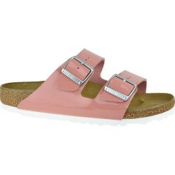 Birkenstock Arizona BF 1016070. Różowe klapki damskie Birkenstock, bez wzorów, bez obcasa. W wyprzedaży za 299,99 zł.