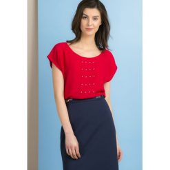 Bluzka z ozdobnymi plisami. Niebieskie bluzki damskie Monnari, bez wzorów, z wiskozy, eleganckie, bez kołnierzyka, z krótkim rękawem. Za 69,50 zł.