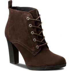 Botki TOMMY HILFIGER - Nanni 2B FW0FW01550 Coffee 211. Brązowe botki damskie na obcasie TOMMY HILFIGER, z gumy, eleganckie, na sznurówki. W wyprzedaży za 359,00 zł.