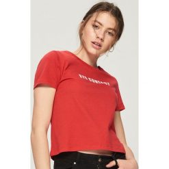 T-shirty damskie: Krótki t-shirt z napisem - Czerwony