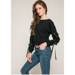 Answear - Bluzka. Niebieskie bluzki damskie ANSWEAR, s, bez wzorów, z poliesteru, biznesowe, bez kołnierzyka, z krótkim rękawem. Za 69,90 zł.