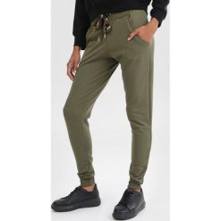 Khaki Spodnie Qyrlia. Brązowe spodnie damskie Born2be, s, z dresówki. Za 79,99 zł.