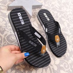 Japonki damskie na koturnie plażowe czarne Big Star - czarny. Czarne klapki damskie BIG STAR, bez wzorów, bez obcasa, na koturnie. Za 49,99 zł.