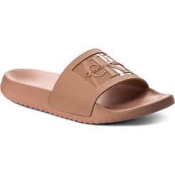 Klapki CALVIN KLEIN JEANS - Christie R8837 Dusk. Różowe klapki damskie Calvin Klein Jeans, w paski, z jeansu, bez obcasa. Za 259,90 zł.