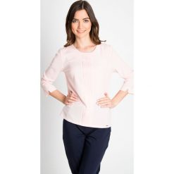 Bluzki damskie: Różowa bluzka z plisą QUIOSQUE
