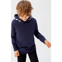 Mango Kids - Bluza dziecięca Skate 110-164 cm. Niebieskie bluzy chłopięce Mango Kids, z nadrukiem, z bawełny, bez rękawów, z kapturem. W wyprzedaży za 55,90 zł.