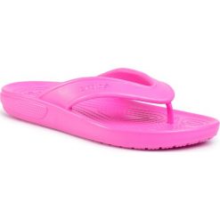 Japonki CROCS - Classic II Flip 206119 Electric Pink. Różowe klapki damskie Crocs, bez wzorów, z tworzywa sztucznego, bez obcasa. Za 89,00 zł.