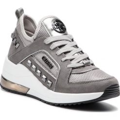 Sneakersy GUESS - Julyann FL5JUL FAB12 SILVE. Szare półbuty damskie Guess, na co dzień, z aplikacjami, ze skóry ekologicznej, bez obcasa, na koturnie, bez zapięcia. Za 629,00 zł.