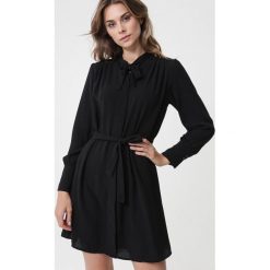 Czarna Sukienka Gironde. Czarne sukienki damskie Born2be, na co dzień, s, w paski, z tkaniny, eleganckie, ze stójką, bez rękawów, długie, mini, proste. Za 139,99 zł.