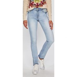 Desigual - Jeansy. Niebieskie jeansy damskie Desigual, bez wzorów, z elastanu. W wyprzedaży za 199,90 zł.