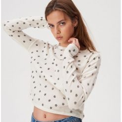 Krótki sweter z nadrukiem allover - Kremowy. Białe swetry damskie Sinsay, s, z nadrukiem, z krótkim rękawem, krótkie, bez kaptura. Za 39,99 zł.