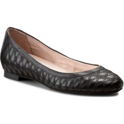 Półbuty DKNY - Carla-Metal Hardware K9901226 Black 001. Czarne półbuty damskie DKNY, na co dzień, z aplikacjami, ze skóry, bez obcasa, na obcasie, bez zapięcia. W wyprzedaży za 349,00 zł.