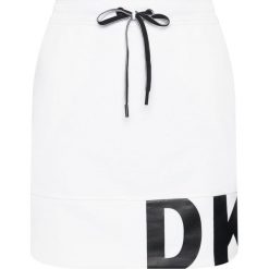 Spódnica mini DKNY Sport DP0S4665. Białe spódniczki damskie DKNY Sport, s, bez wzorów, sportowe, mini, sportowe. Za 259,00 zł.