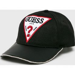 Guess Jeans - Czapka. Czarne czapki damskie Guess Jeans, z aplikacjami, z poliesteru. W wyprzedaży za 69,90 zł.
