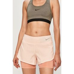 Nike - Szorty. Różowe spodenki sportowe damskie Nike, s, bez wzorów, z elastanu, sportowe. Za 189,90 zł.