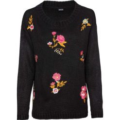 Sweter z kwiatowym haftem bonprix czarny. Czarne swetry klasyczne damskie marki bonprix, z haftami. Za 99,99 zł.