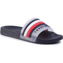 Klapki TOMMY HILFIGER - Tommy Hilfiger Poolside FM0FM02697 Desert Sky DW5. Białe klapki męskie TOMMY HILFIGER, bez wzorów, z tworzywa sztucznego. Za 199,00 zł.