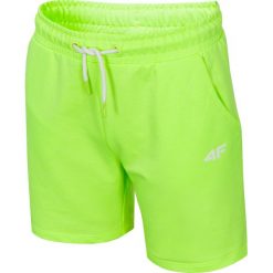 Spodenki dresowe chłopięce (122-164) JSKMD209B - limonka neon. Dresy chłopięce 4F JUNIOR, bez wzorów, z elastanu. W wyprzedaży za 39,99 zł.