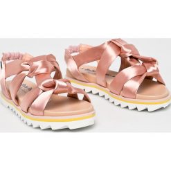 Pepe Jeans - Sandały dziecięce Zoe Twist. Różowe sandały dziewczęce Pepe Jeans, z jeansu, bez zapięcia. W wyprzedaży za 189,90 zł.
