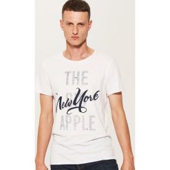 T-shirt z napisem - Kremowy. Białe t-shirty męskie House, l, z napisami. W wyprzedaży za 19,99 zł.