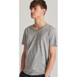 T-shirt z dekoltem w serek - Jasny szary. Szare t-shirty męskie Reserved, s, bez wzorów, z dekoltem w serek. Za 39,99 zł.