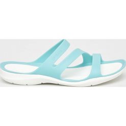 Crocs - Klapki. Pomarańczowe klapki damskie Crocs, bez wzorów, z gumy, bez obcasa, na obcasie. W wyprzedaży za 119,90 zł.