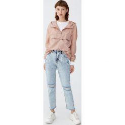 Jeansy mom fit z przetarciami. Jeansy damskie Pull&Bear. Za 109,00 zł.