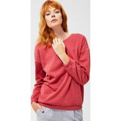 Bluza w groszki z ozdobną wstążką. Różowe bluzy damskie Moodo, xs, w grochy, z bawełny, z długim rękawem, długie, bez kaptura. Za 49,99 zł.