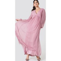 NA-KD Boho Szyfonowa sukienka z bufiastym rękawem - Pink. Różowe sukienki damskie marki NA-KD Boho, bez wzorów, z poliesteru, boho, bez kołnierzyka, bez rękawów, maxi. W wyprzedaży za 81,18 zł.