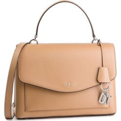 Torebka DKNY - R91D3A60 Latte LAT. Brązowe torebki klasyczne damskie DKNY, z aplikacjami, ze skóry, klasyczne, zdobione, bez dodatków. W wyprzedaży za 639,00 zł.