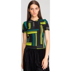 Wielokolorowy t-shirt damski we wzór. T-shirty damskie Versace Collection, bez wzorów, z okrągłym kołnierzem. Za 387,60 zł.