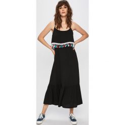 Answear - Sukienka. Czarne sukienki damskie ANSWEAR, na co dzień, s, z aplikacjami, z wiskozy, casualowe, bez kołnierzyka, z krótkim rękawem, krótkie, mini, proste. W wyprzedaży za 79,90 zł.