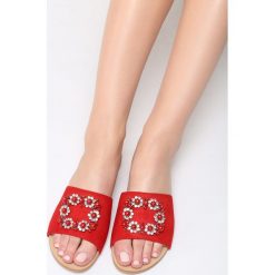 Czerwone Klapki Glamour Check. Czerwone klapki damskie Born2be, w paski, bez obcasa, na płaskiej podeszwie. Za 49,99 zł.