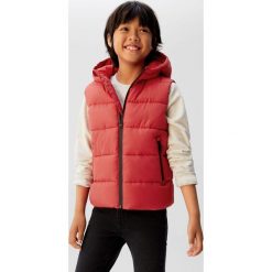 Mango Kids - Kurtka 110 - 164 cm. Czerwone kurtki chłopięce Mango Kids, bez wzorów, z poliesteru, z kapturem. W wyprzedaży za 59,90 zł.