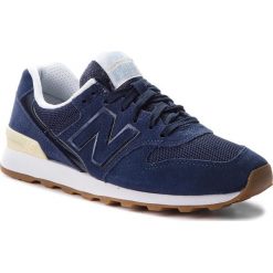 Sneakersy NEW BALANCE - WR996FSC Granatowy. Niebieskie półbuty damskie New Balance, na co dzień, bez wzorów, z zamszu, bez obcasa, na płaskiej podeszwie, bez zapięcia. W wyprzedaży za 219,00 zł.