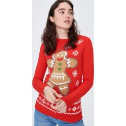 Sweter ze świątecznym ciasteczkiem - Czerwony. Czerwone swetry damskie Sinsay, s, bez wzorów, wizytowe, bez rękawów, bez kaptura. Za 59,99 zł.