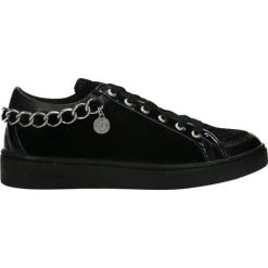 Półbuty GUESS. Czarne półbuty damskie Guess, z aplikacjami, z tkaniny, bez obcasa, bez zapięcia. Za 299,90 zł.