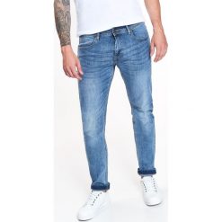 SPODNIE MĘSKIE JEANSOWE O KROJU SLIM Z LEKKIM OPRANIEM. Niebieskie spodnie męskie Top Secret, na co dzień, na zimę, s, bez wzorów, z jeansu. W wyprzedaży za 59,99 zł.