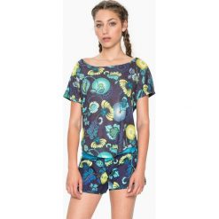 Koszulka w kolorze granatowo-turkusowym. Niebieskie bluzki sportowe damskie marki Desigual Sport, s, z nadrukiem. W wyprzedaży za 86,95 zł.
