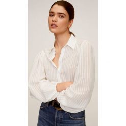 Mango - Koszula Adriana. Białe bluzki damskie Mango, s, bez wzorów, z wiskozy, eleganckie, z klasycznym kołnierzykiem, z długim rękawem. W wyprzedaży za 95,90 zł.