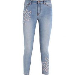 Springfield CROP BORDADOS Jeansy Slim Fit blues. Niebieskie jeansy damskie relaxed fit marki Springfield, z bawełny. Za 149,00 zł.