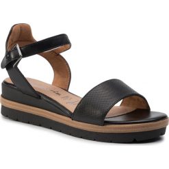Sandały TAMARIS - 1-28328-22 Black 906. Czarne klapki damskie Tamaris, bez wzorów, ze skóry, bez obcasa, na obcasie. W wyprzedaży za 189,00 zł.