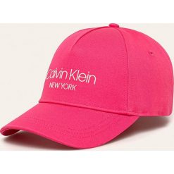 Calvin Klein - Czapka. Białe czapki damskie Calvin Klein, bez wzorów, z bawełny. W wyprzedaży za 129,90 zł.
