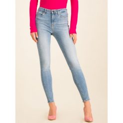 Jeansy Skinny Fit Guess 1981 W01A46 D38R6. Niebieskie jeansy damskie Guess. W wyprzedaży za 419,00 zł.