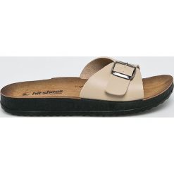 Answear - Klapki Hit Shoes. Brązowe klapki damskie marki ANSWEAR, bez wzorów, z materiału, bez obcasa, na obcasie. W wyprzedaży za 54,90 zł.