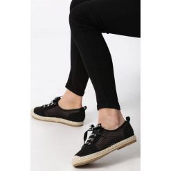 Czarne Espadryle Coppin. Czarne espadryle damskie Born2be, z nadrukiem, z tkaniny, bez obcasa, na płaskiej podeszwie. Za 39,99 zł.