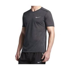 Nike M NK BRTHE TOP SS TAILWIND CLV, 10 | URUCHOMIENIE | MĘŻCZYZNA | TOP Z KRÓTKIM RĘKAWEM | CZARNY / HTR / CZARNY | M. Czarne koszulki męskie Nike, m, bez wzorów, z materiału, bez kołnierzyka, z krótkim rękawem, krótkie, do biegania. W wyprzedaży za 196,82 zł.