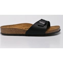 Birkenstock - Klapki. Czarne klapki damskie Birkenstock, bez wzorów, ze skóry, bez obcasa. Za 229,90 zł.